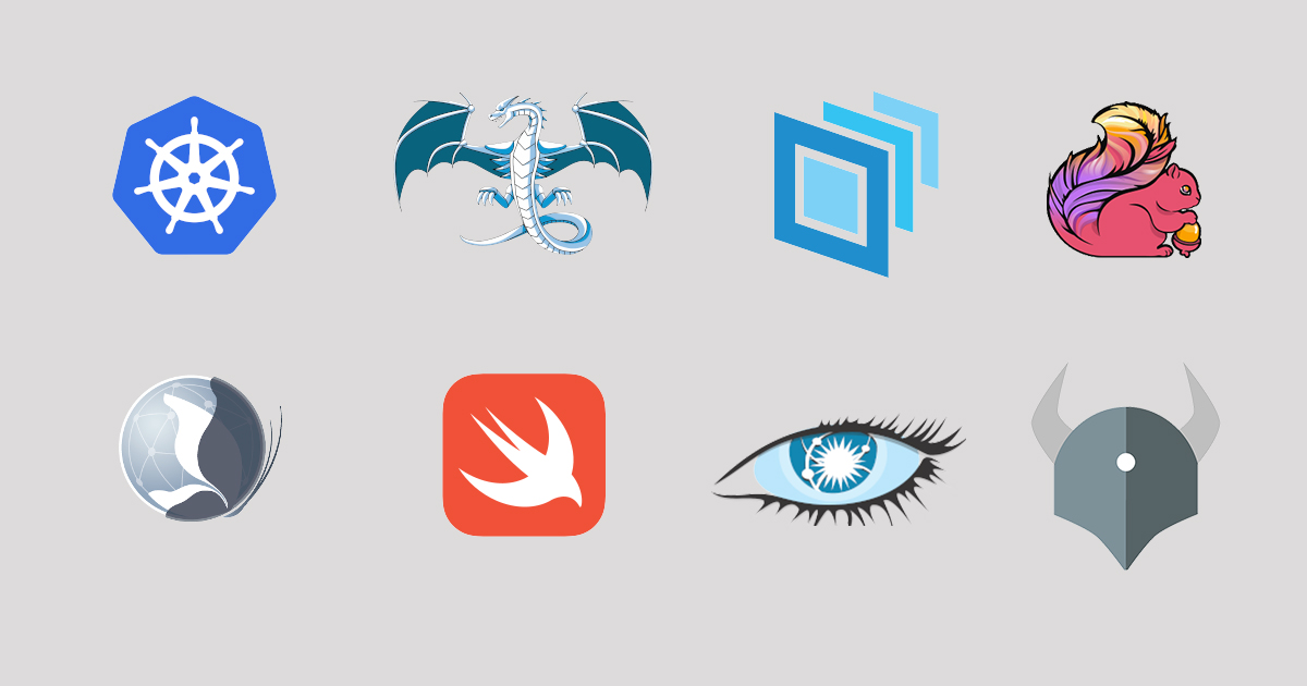 开发者使用贴满贴纸的笔记本电脑进行协作