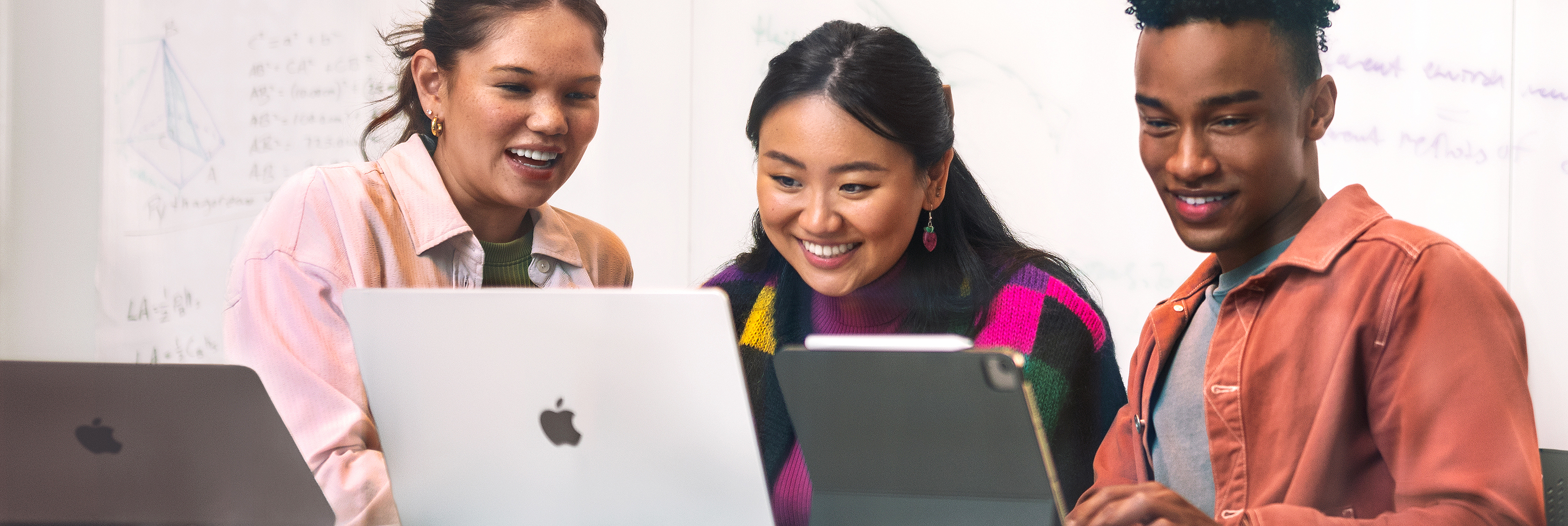 iPadとMacで作業しているSwift Coding Clubのグループ。